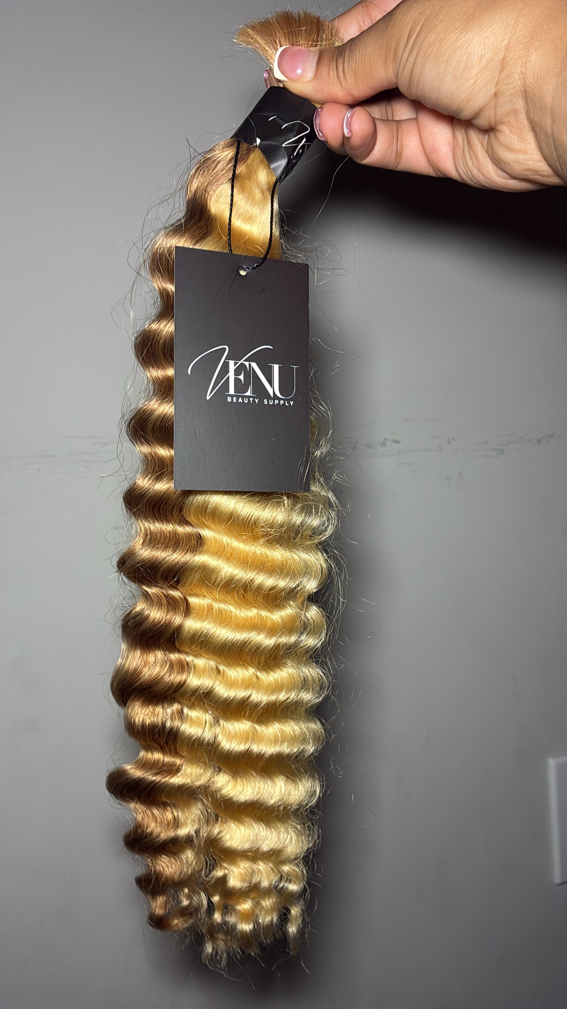 Pineapple Curl – 18” Human Hair Bundle (613/27 Blonde Mix)